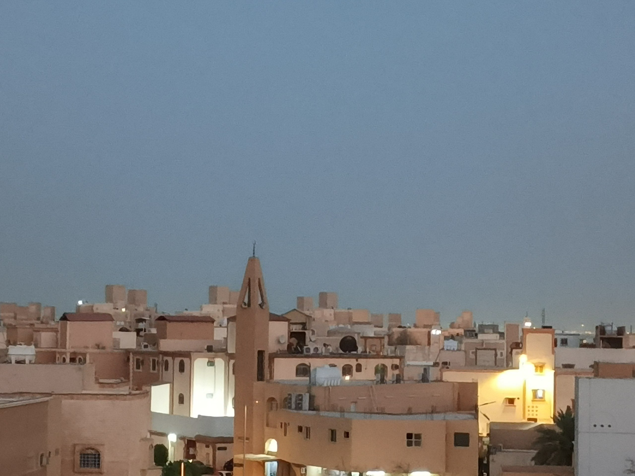 نوافذ مضاءة في أبراج الرياض ليلا